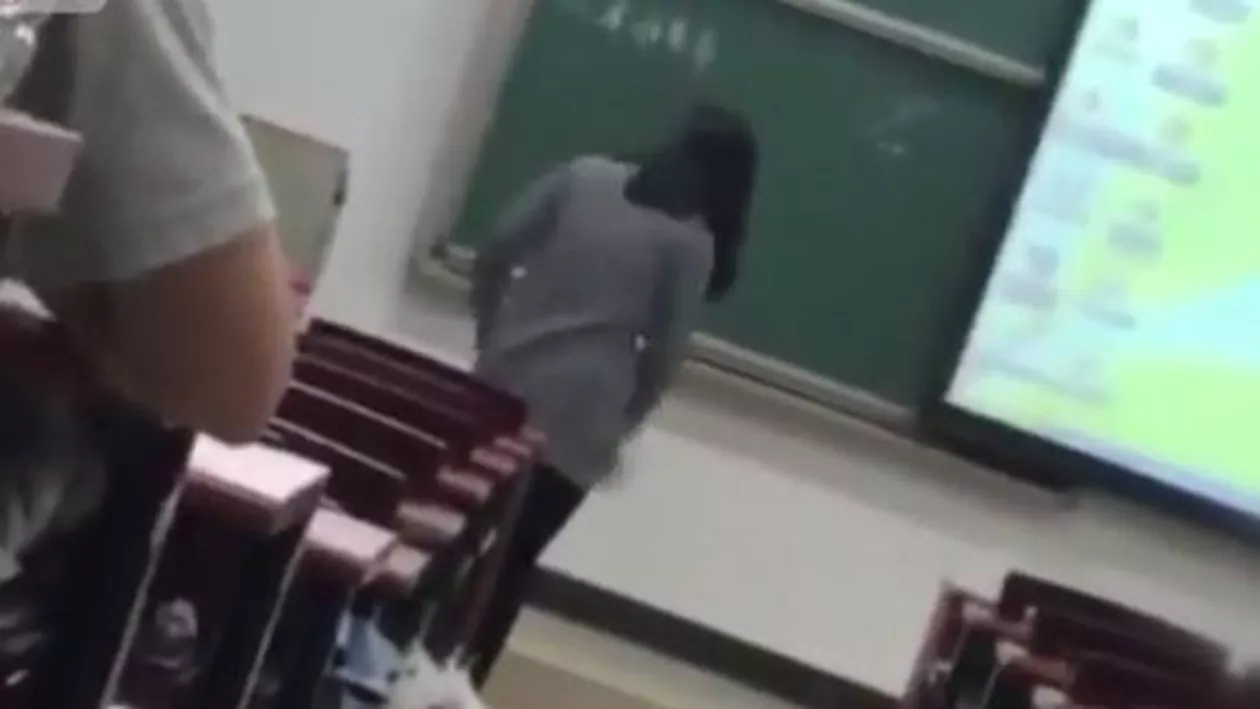 O studentă din China, obligată să-și distrugă telefonul, după ce a fost prinsă în timp ce îl utiliza în timpul orelor (VIDEO)