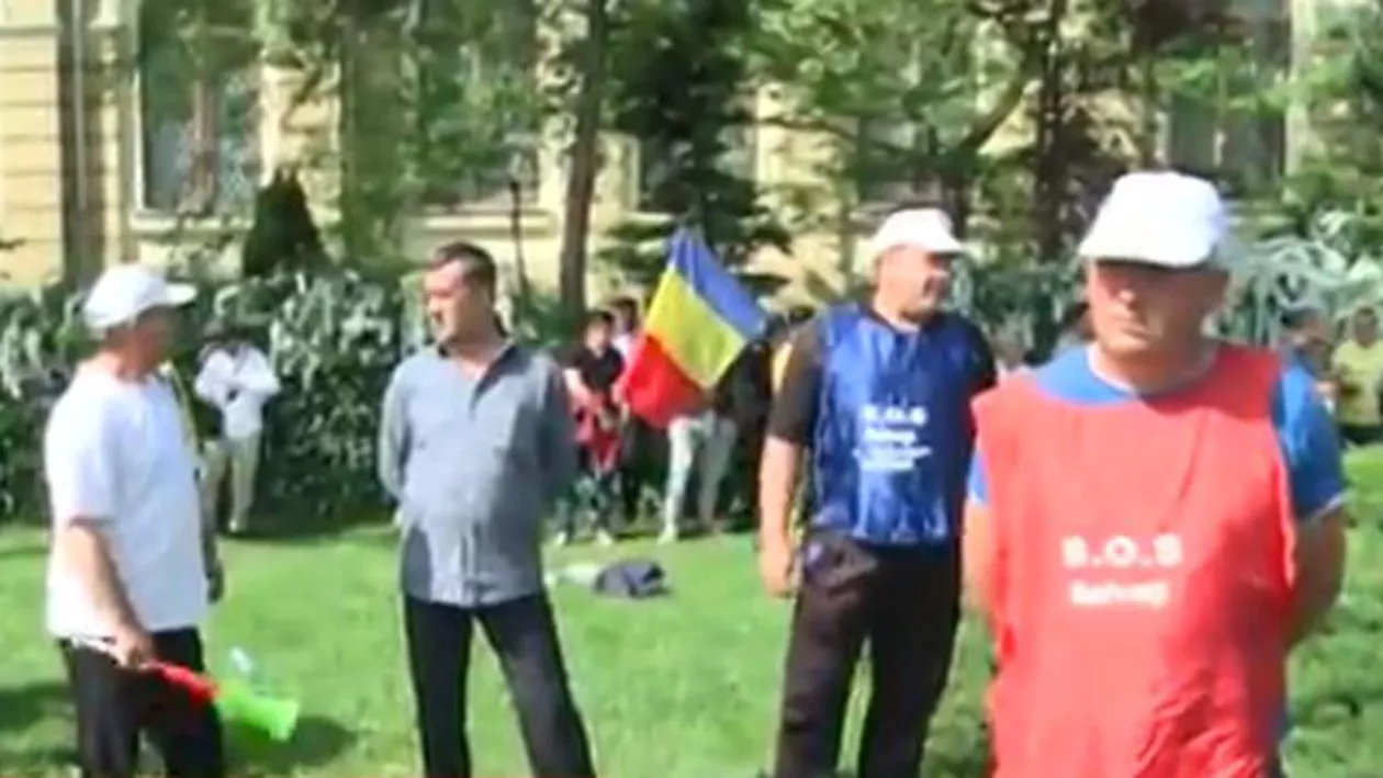 Ortacii au ajuns la Guvern: Protest al minerilor în fața sediului Executivului (VIDEO)