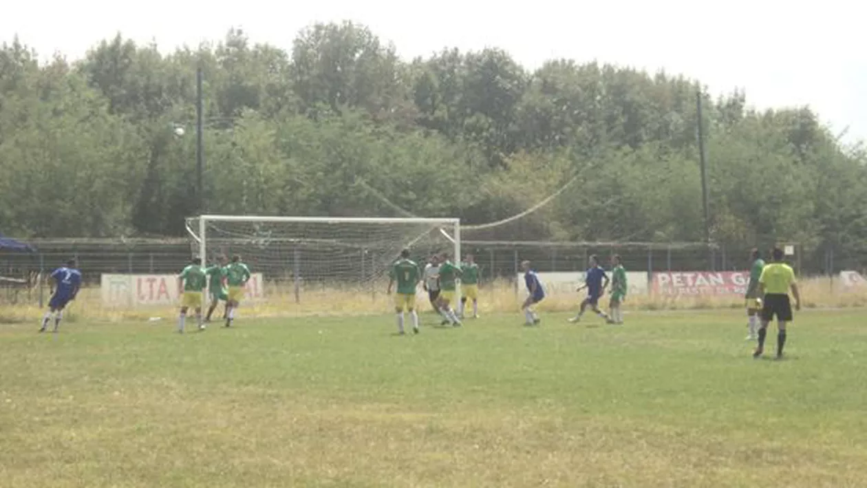 Scandal la un meci de fotbal din Liga a-V-a: Doi jucători l-au bătut pe arbitru până l-au băgat în spital