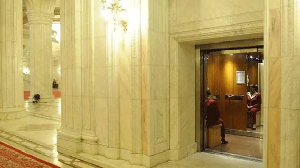 Lifturi defecte la Parlament: Ascensoarele s-au defectat în două săptămâni, după un an de reparații capitale (VIDEO)