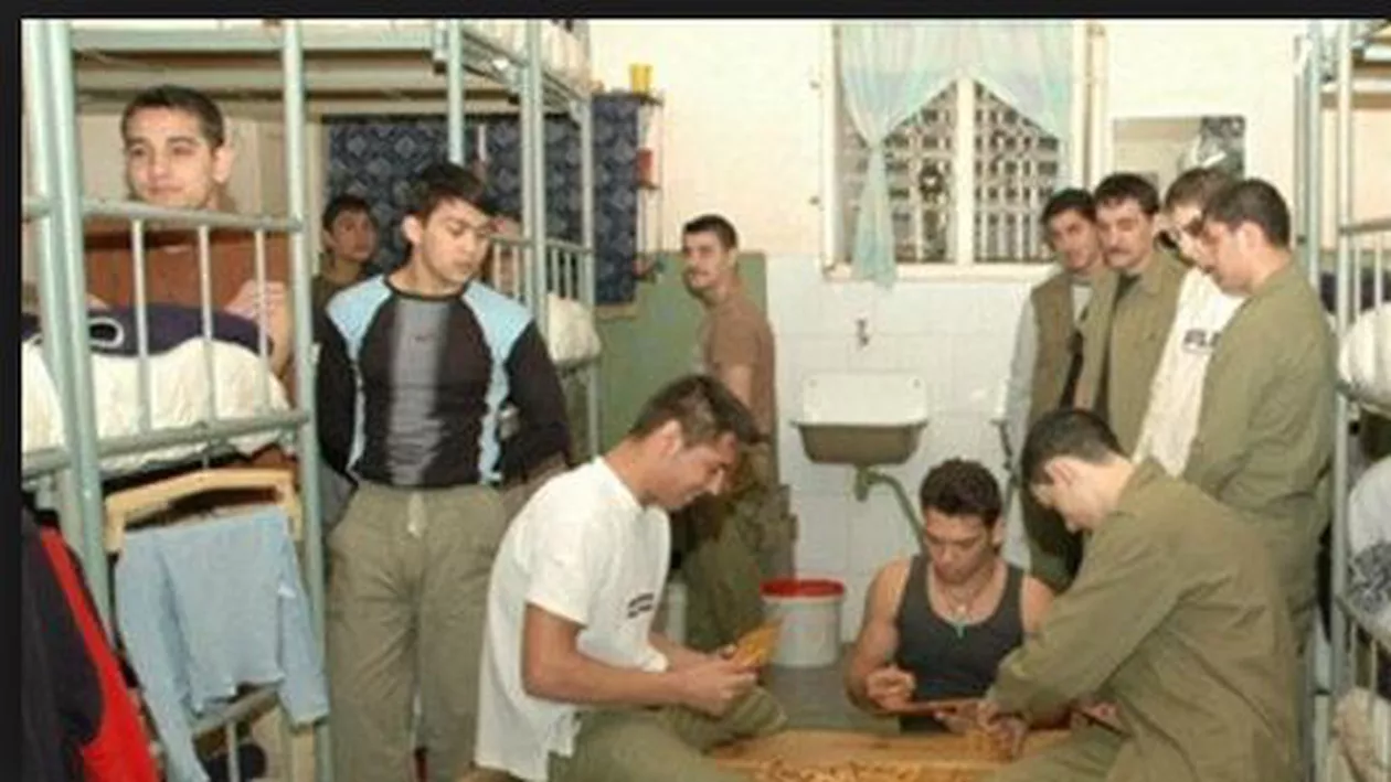 Deținutilor de la un penitenciar din Timișoara li se va scurta pedeapsa dacă fac muncă de jurnalist