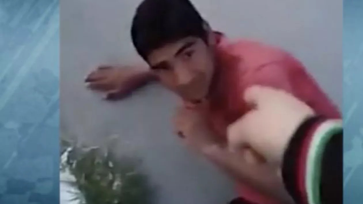Un tânăr de origine romă a fost snopit în bătaie de un bărbat după ce a spus că este „egal” cu acesta (VIDEO)