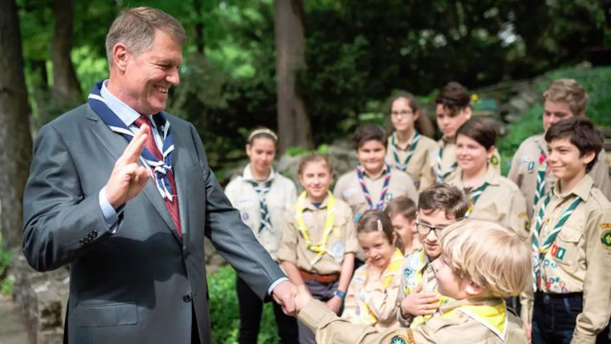 "Școala Altfel”: Klaus Iohannis, învățat de copii salutul de cercetaș  (FOTO, VIDEO)