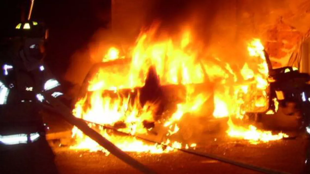 Moment de panică la Constanța: O mașină a fost incendiată lângă o benzinărie (VIDEO)