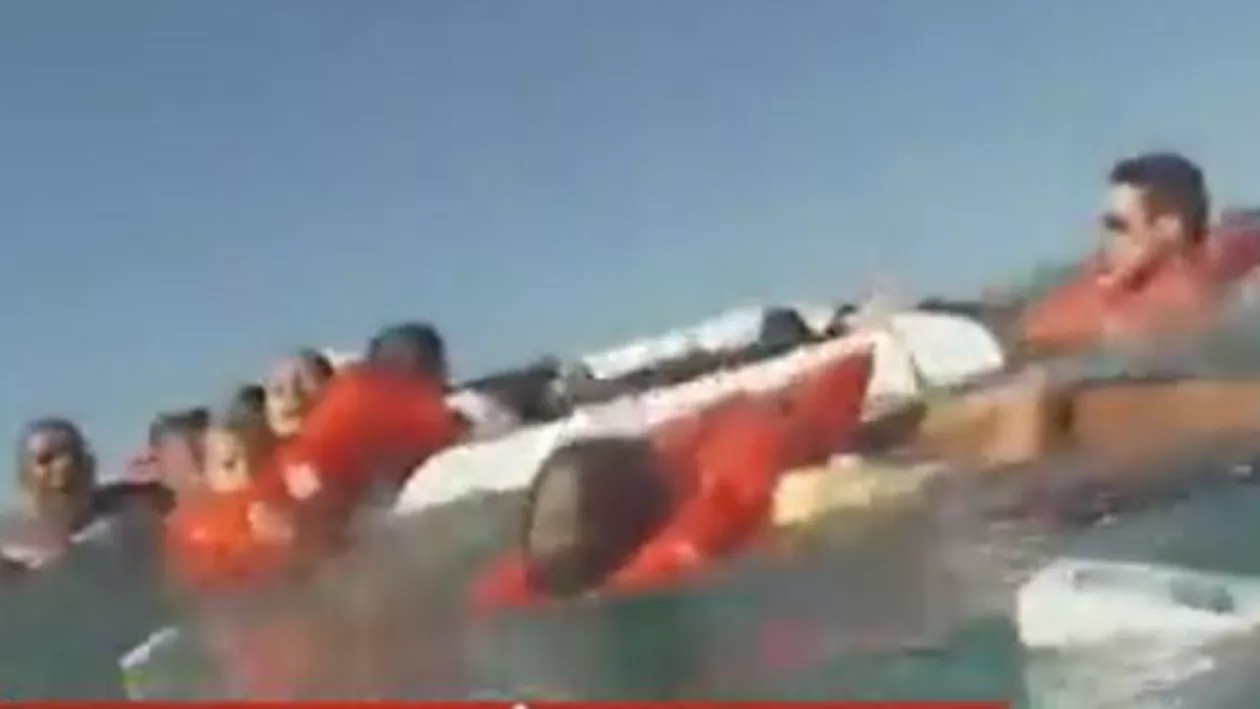 O turistă a filmat ultimele clipe înainte de scufundarea ambarcațiunii (VIDEO)