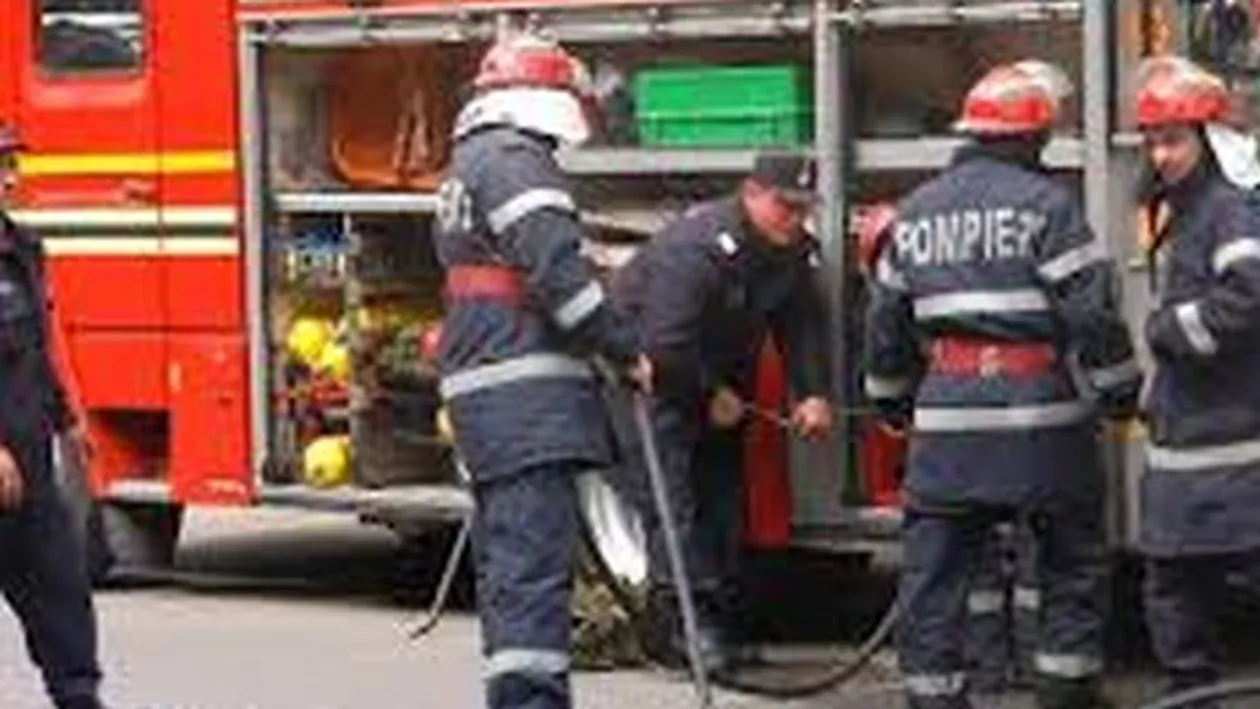O cabană din Dej s-a făcut scrum în urma unui incendiu. Focul ar fi fost pus intenționat