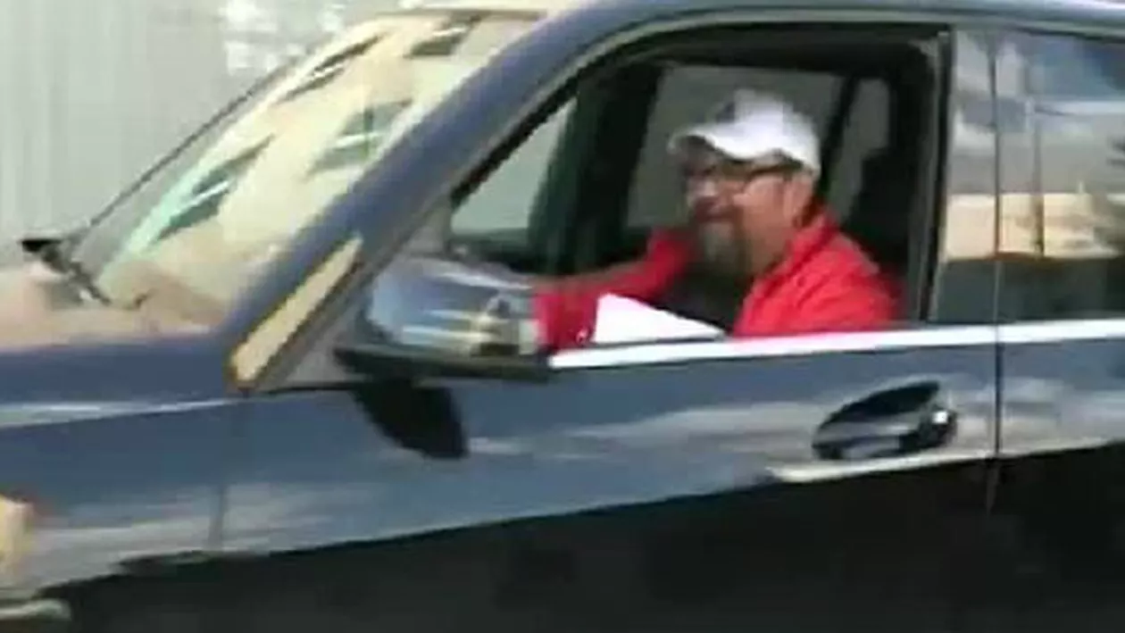 Piedone sfidează cu orice ocazie. A mers într-o mașină de lux să ceară semnături și a parcat lângă blocurile cele mai sărace din cartier (VIDEO)
