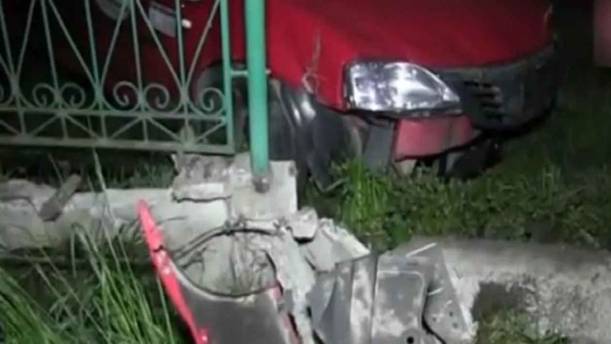 Urmărire ca în filme în Gherla. Un taximetrist beat, urmărit de poliție, a intrat într-un gard (VIDEO)