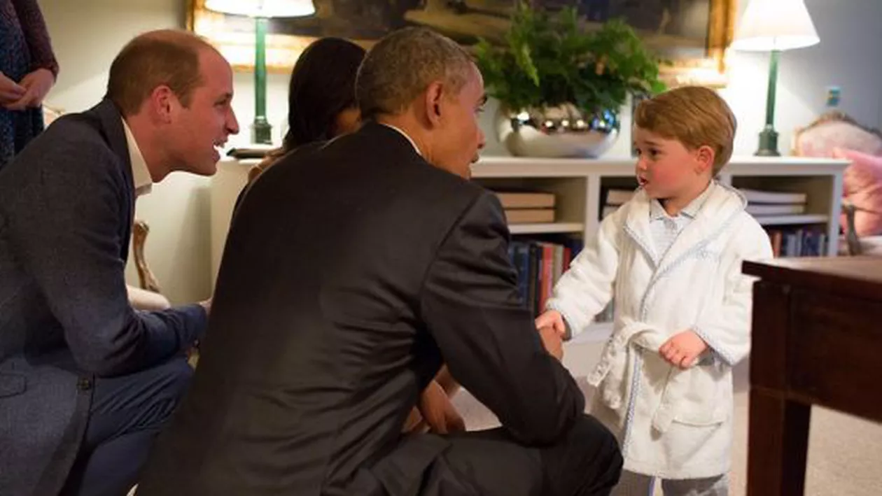 Imagini adorabile la Palatul Kensington din Marea Britanie. Soții Obama au făcut cunoștință cu micul prinț George (VIDEO)