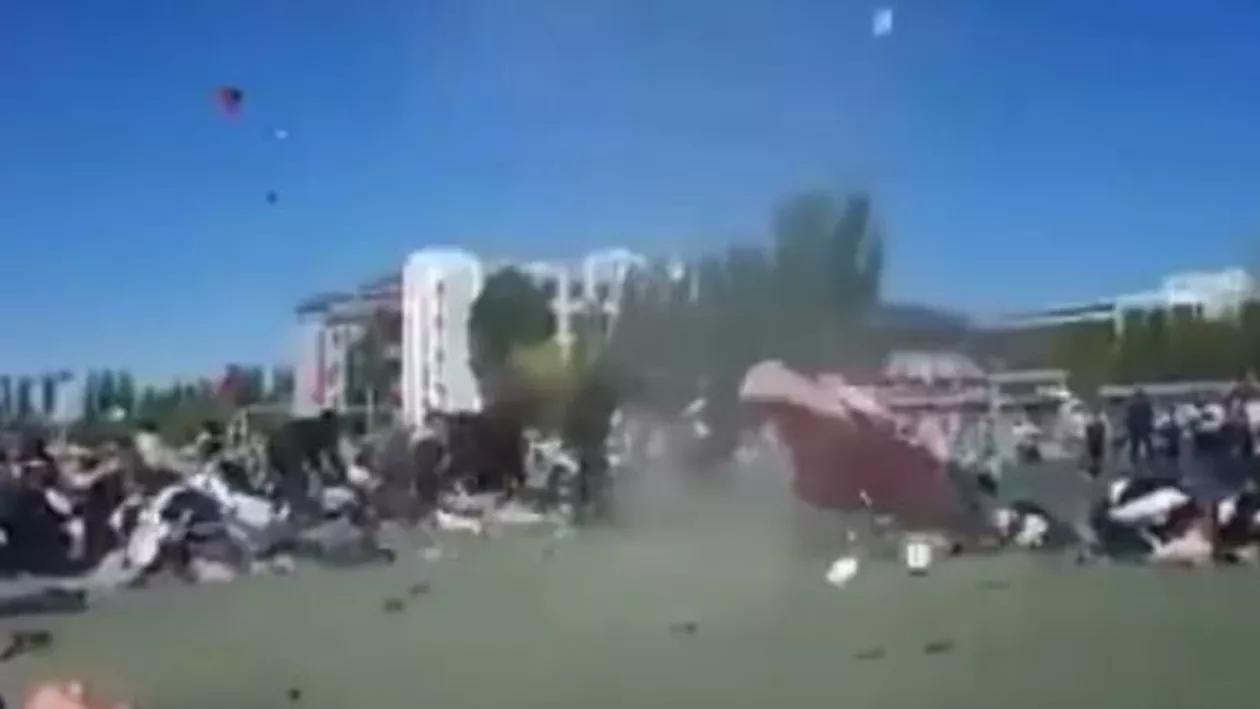 Mai multe minitornade au avut loc în curtea unei școli din China. Cel puțin un copil, luat pe sus (VIDEO)