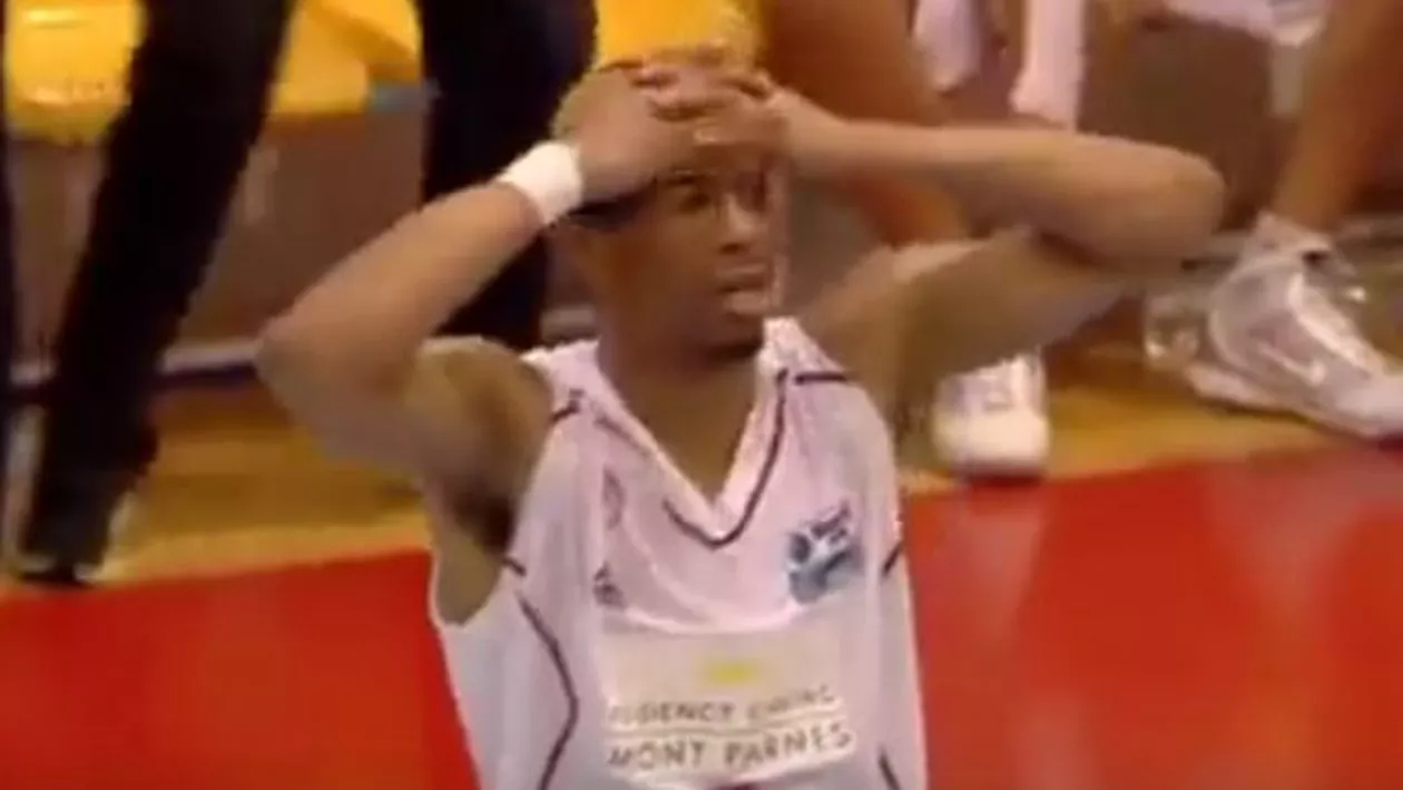 Ratare legendară în baschet. Un jucător și-a dat autocoș în ultima secundă a meciului (VIDEO)