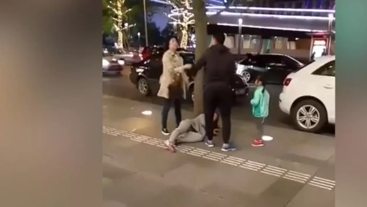 Scene șocante pe străzile din China: O femeie, bătută și târâtă pe jos de soț sub privirile fetiței lor (VIDEO)
