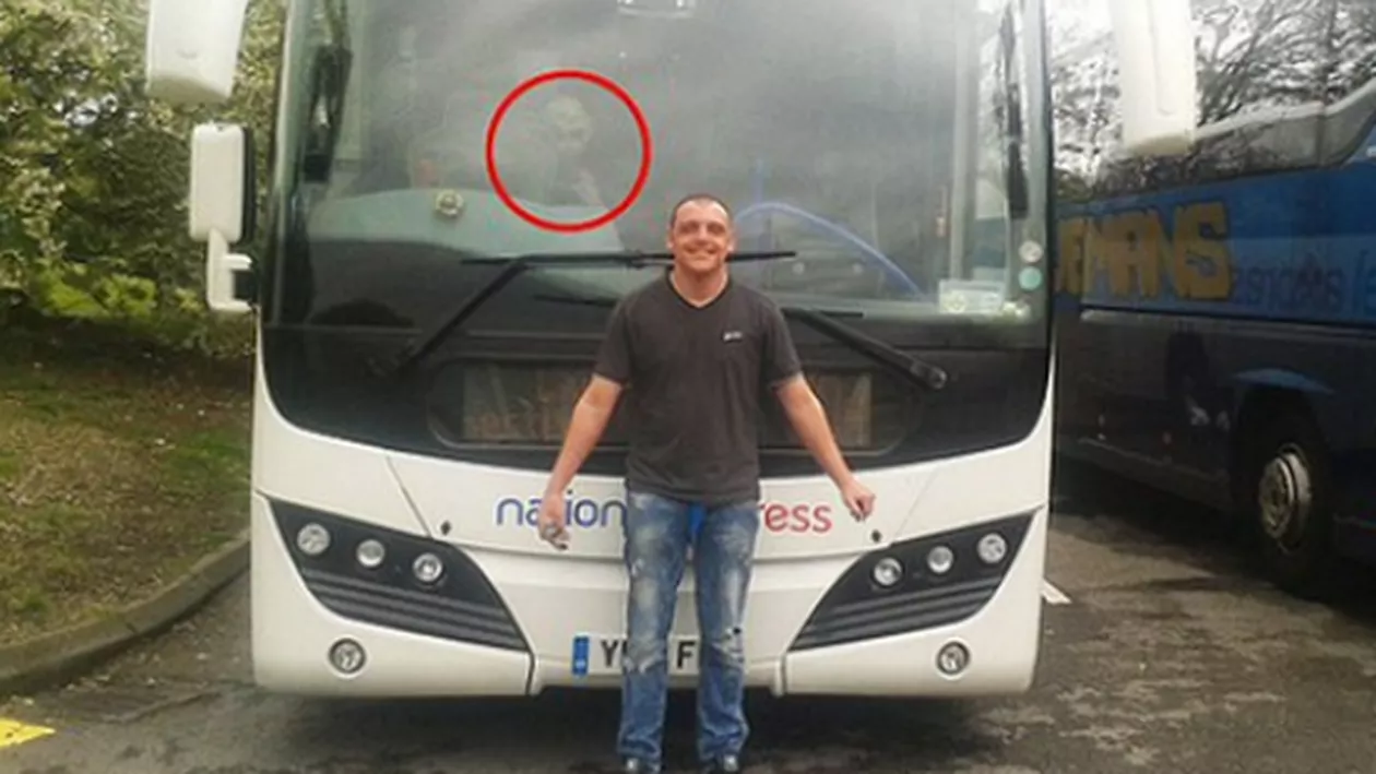 Un bărbat a surprins o siluetă înfricoșătoare, în timp ce s-a fotografiat în fața unui autocar gol (FOTO)