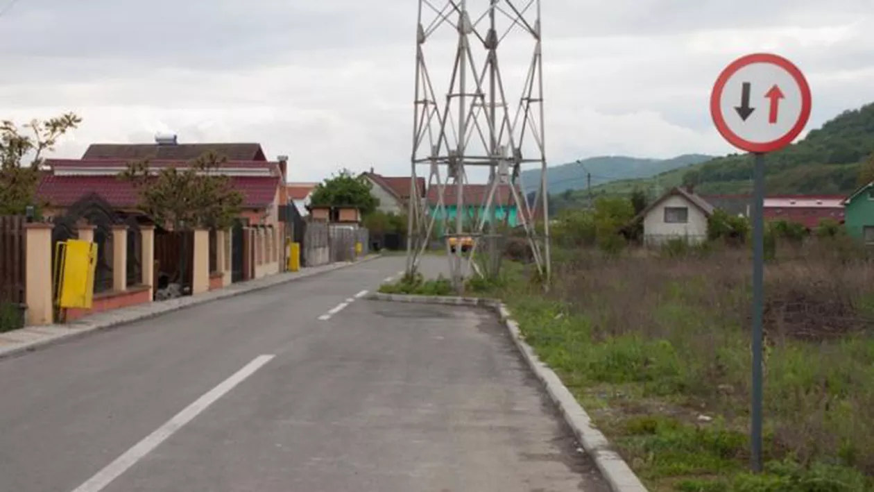 „Dorel” lovește și în Bistrița! Un stâlp de curent este amplasat pe una dintre benzile unei străzi (FOTO)