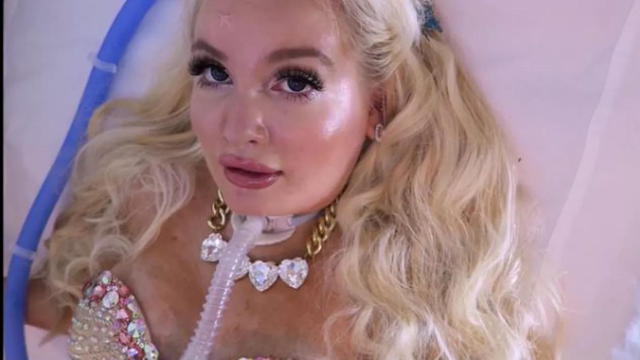 O tânără din Finlanda, paralizată de la gât în jos, face eforturi pentru a arăta ca păpușa Barbie (VIDEO)