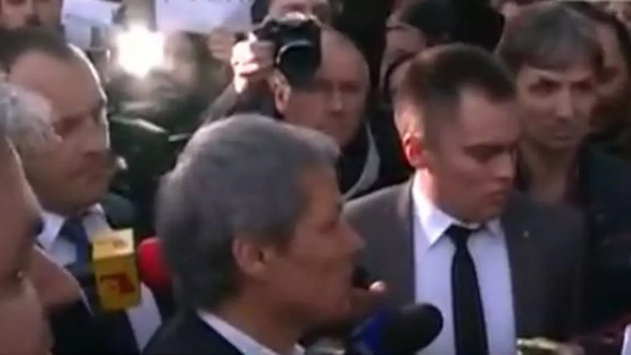 Scandal în fața Guvernului: Protestatarii veniți să îl susțină pe fostul ministru al Culturii i-au cerut demisia lui Dacian Cioloș (VIDEO)