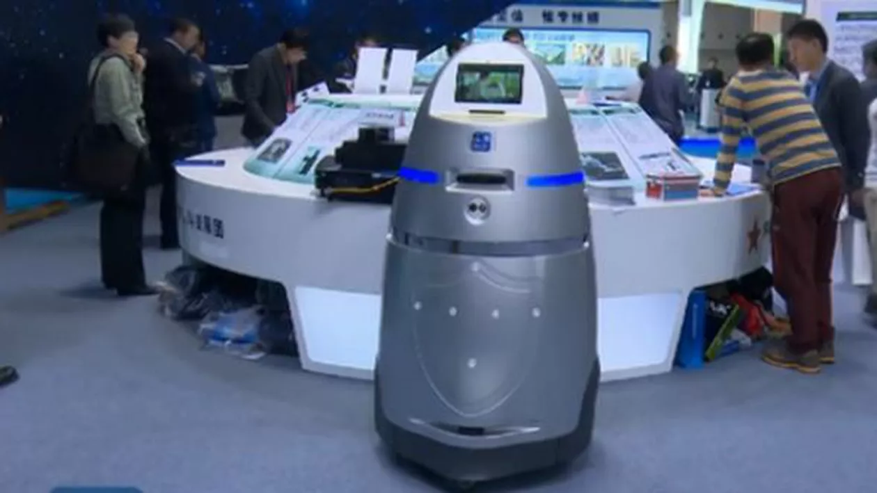 Chinezii au lansat robotul-poliţist ce poate detecta activităţi ilegale și poate decide singur unde să patruleze (VIDEO)