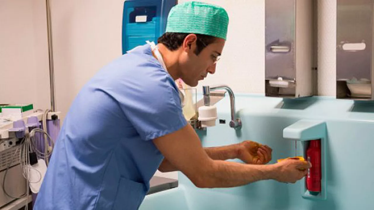 Iohannis, despre problema dezinfectanților din spitale: Este o situație unde principiul <<merge și așa>>. Unii nu și-au făcut datoria și vom avea o analiză în acest caz