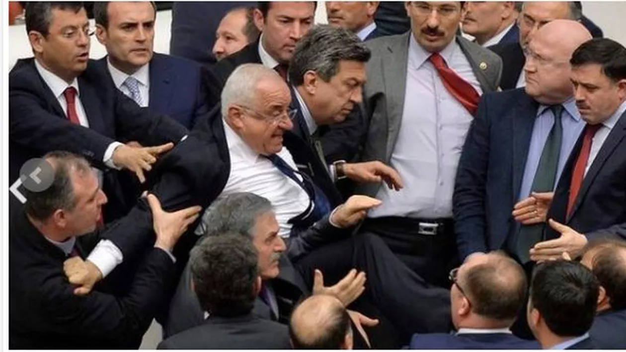 Bătaie în Parlamentul turc în timpul dezbaterilor privind acordului UE-Turcia (VIDEO)
