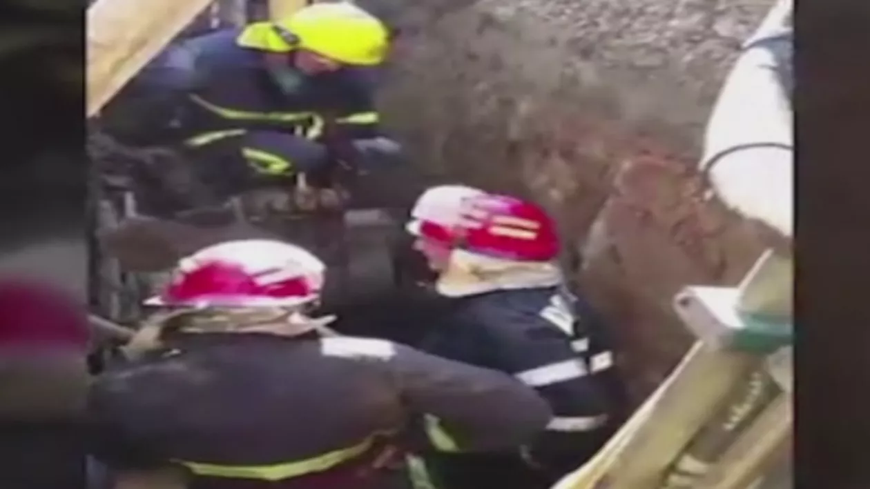 Un bărbat din Suceava a fost salvat la timp, după ce a fost acoperit de un mal de pământ