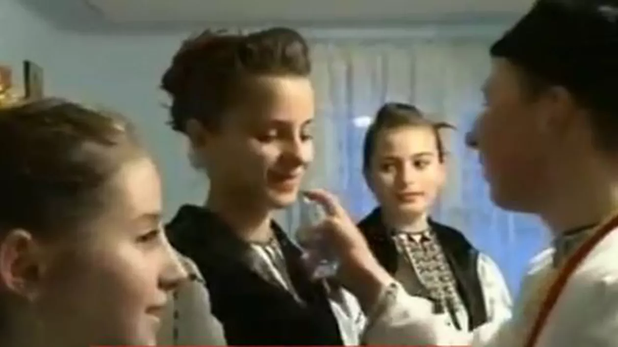 Tradiții în a doua zi de Paște! Tinerele sunt stropite cu parfum de către bărbaţii necăsătoriţi (VIDEO)