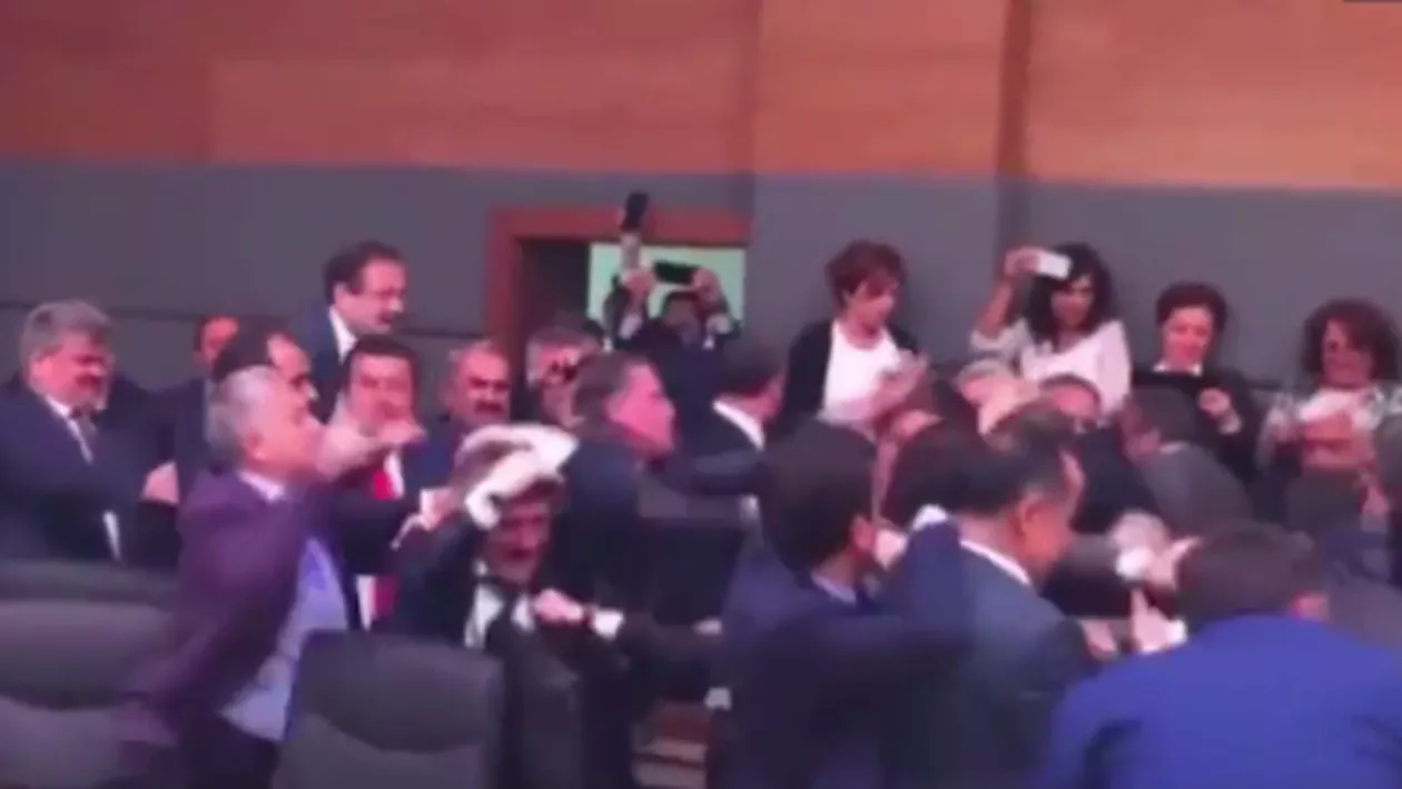 Parlamentarii turci și-au împărțit pumni și picioare în timpul unei dezbateri (VIDEO)