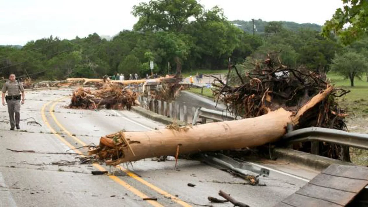 Texas: Furtunile puternice ce s-au abătut în ultima vreme au provocat inundații grave, soldate cu decesul a șase persoane (VIDEO)