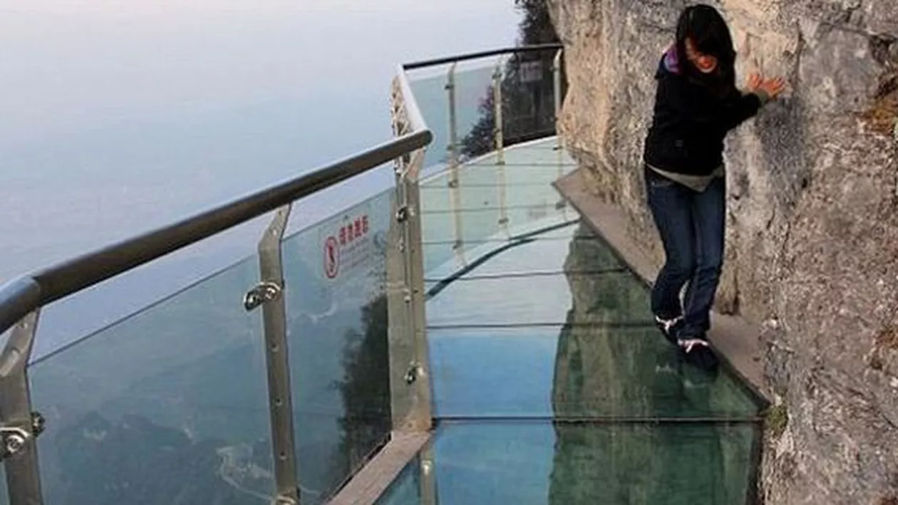 Atracţie turistică inedită în China. O platformă gigant cu podeaua din sticlă a fost ridicată deasupra unei râpe adânci de circa 400 de metri