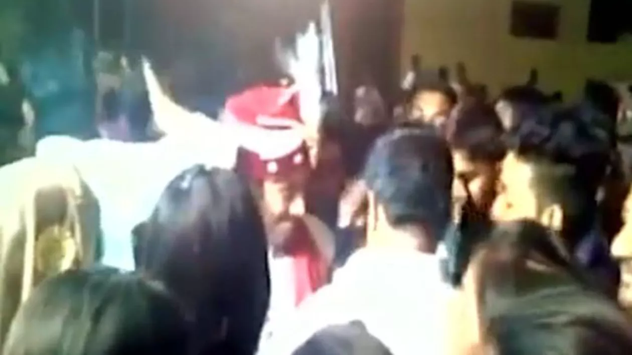 Momente de groază în timpul unei nunți din India: Mirele a fost împușcat în cap, chiar sub ochii invitaților (VIDEO)