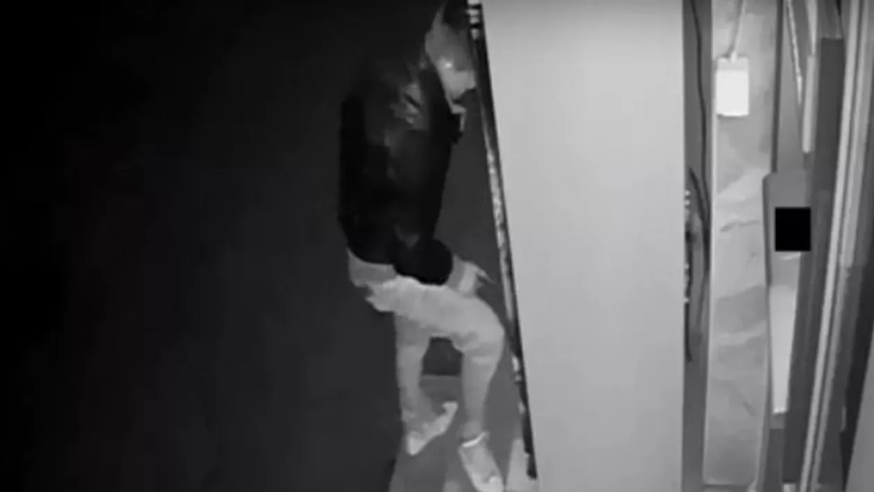 Vaslui: Un tânăr, surprins de camerele de supraveghere în timp ce fură banii dintr-un aparat de cafea (VIDEO)