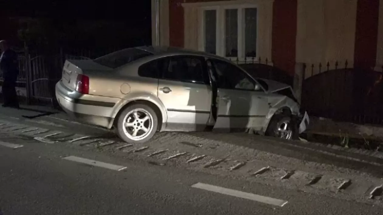 Maramureș: Un șofer a lovit violent un alt autoturism și a intrat cu mașina în gardul unei case, lângă o țeavă de gaz (FOTO)