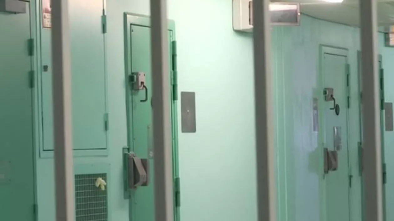 Salah Abdeslam, comportament exemplar în închisoare. Cu arată celula în care este ținut teroristul (VIDEO)