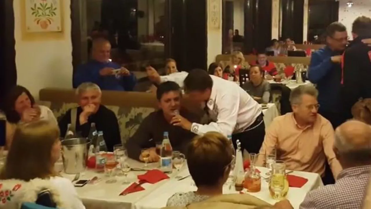 Marius Lăcătuș, show cu microfonul în mână! „Fiara” a cântat la sărbătorirea a 30 de ani de la câștigarea Ligii Campionilor (VIDEO)