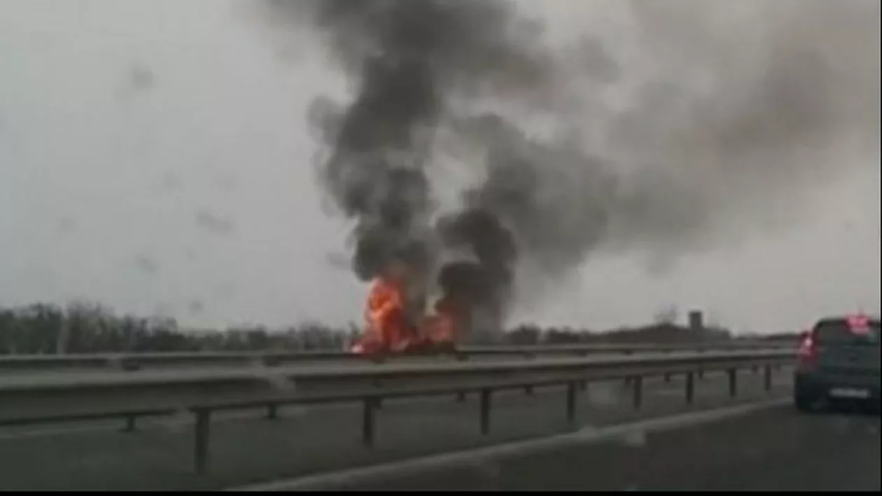 O maşină a luat foc pe Autostrada Soarelui, traficul fiind oprit timp de câteva zeci de minute