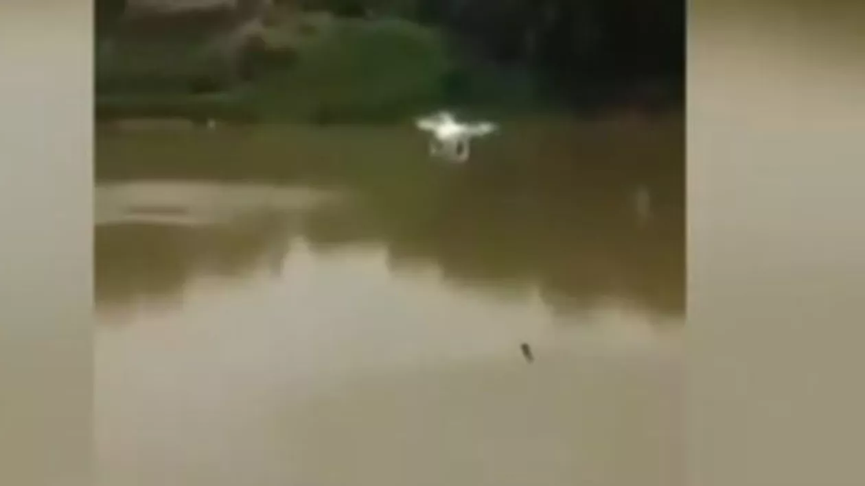Un pescar a reușit să prindă peștele cu... drona. Filmulețul a ajuns viral pe internet (VIDEO)