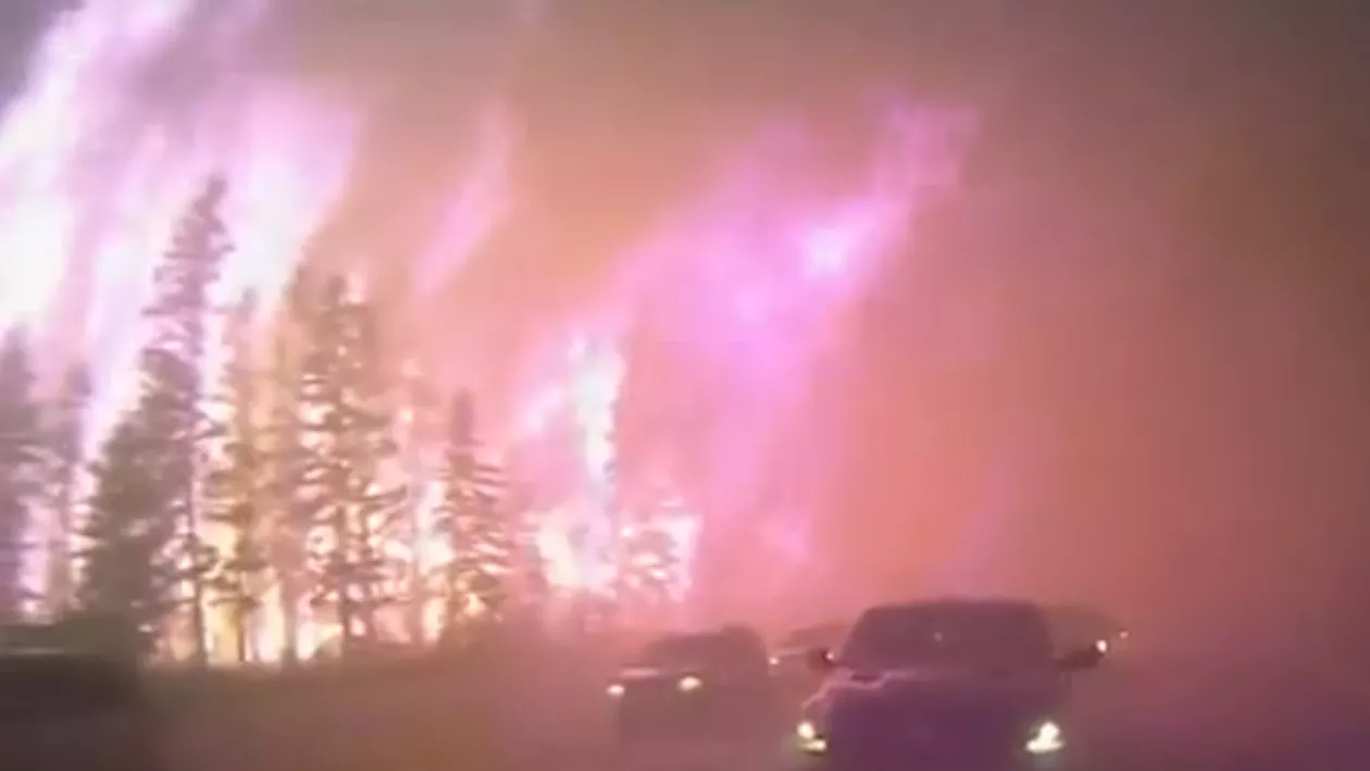 Incendii extinse în Canada: Orașul Fort McMurray este înghițit treptat de flăcări (VIDEO)