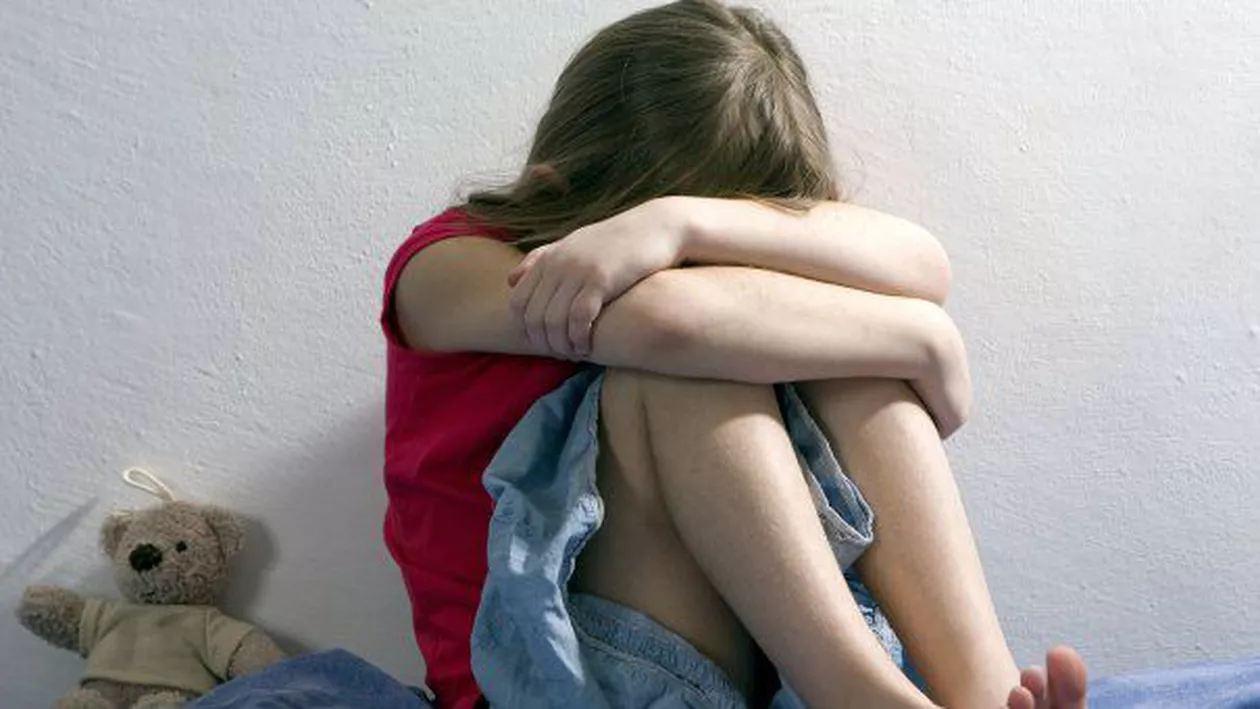 Un tractorist din Brăila a violat o fetiță promițându-i bomboane și pufuleți