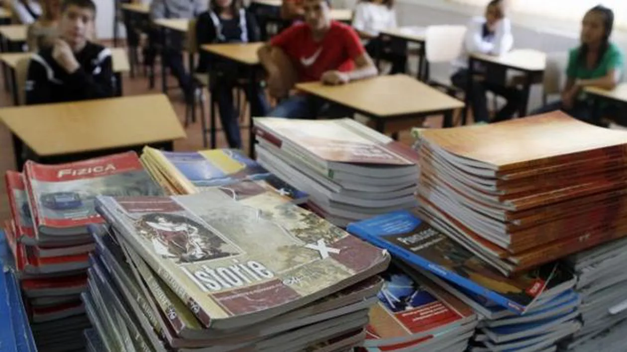 Guvern: Manualele pentru elevii de clasa a XI-a și a XII-a vor deveni gratuite