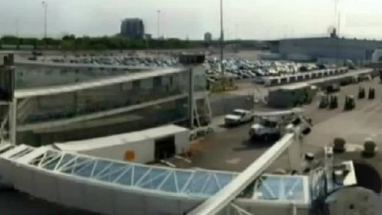 Croazieră cu emoții. Un vas din Statele Unite a doborât o pasarelă în momentul ancorării în port (VIDEO)