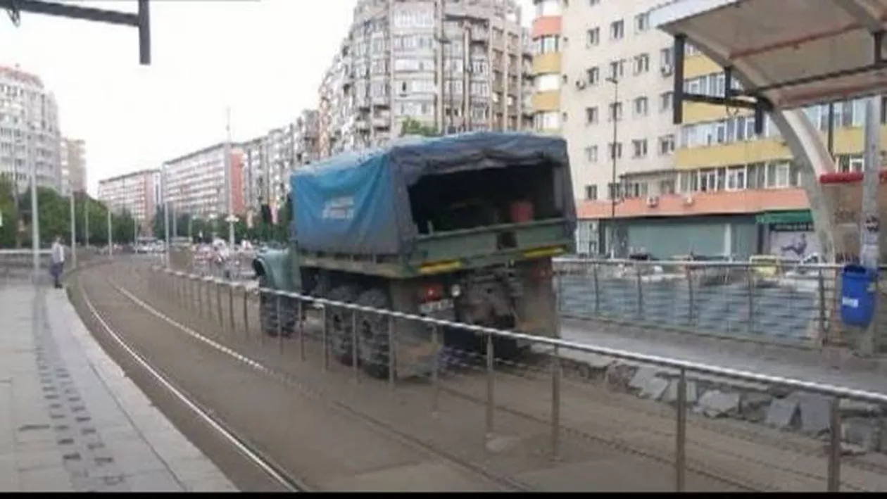 Capitală: Un camion a intrat pe linia de tramvai și a distrus refugiul de la Obor