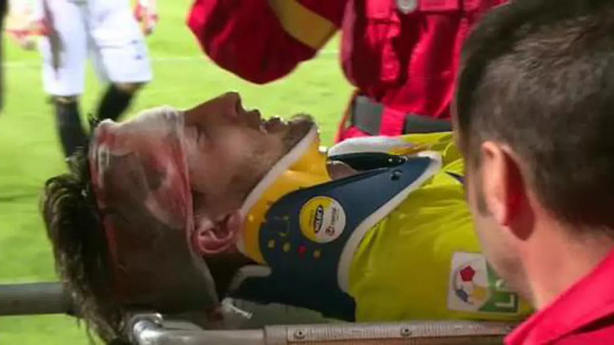Clipe de panică la meciul ASA Târgu Mureș-Steaua. Cornel Râpă s-a prăbușit pe gazon după ce a fost lovit în față de un adversar (VIDEO)
