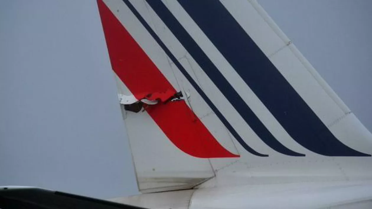 Incident pe aeroportul Charles de Gaulle din Paris: Două avioane ale Air France s-au lovit la sol. Nicio persoană nu a fost rănită (FOTO)