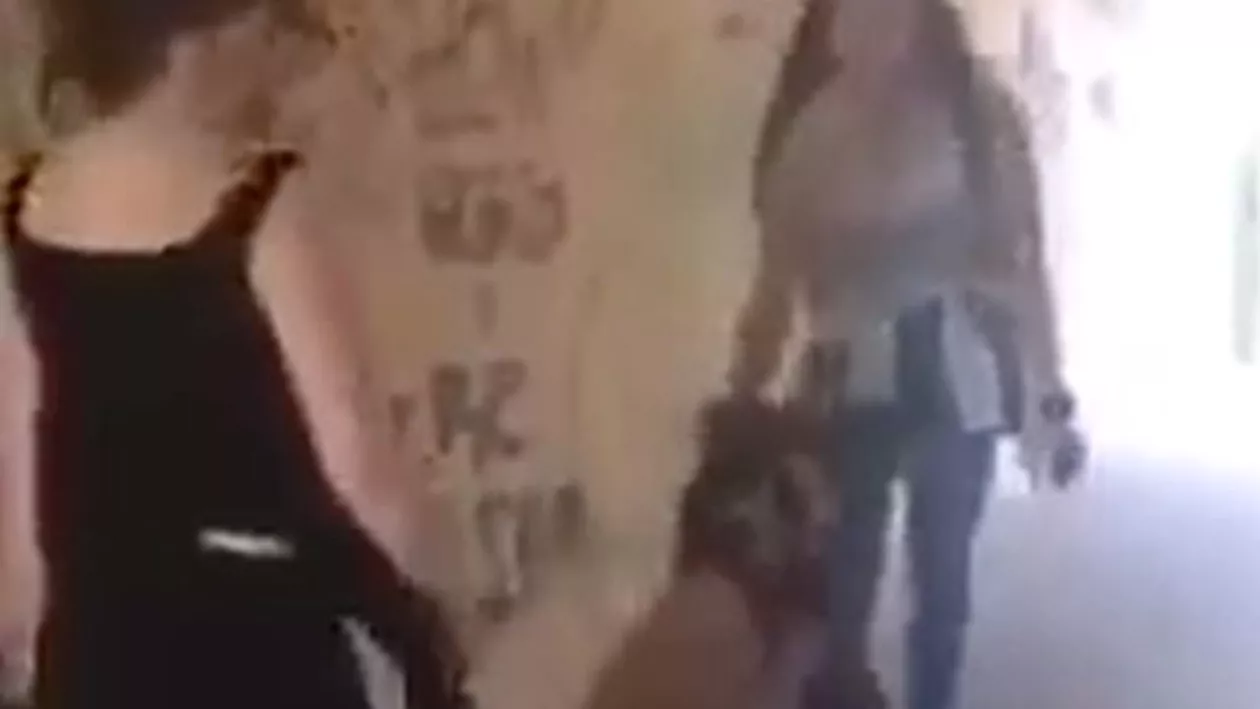 Imagini şocante: O elevă, bătută crunt de două colege (VIDEO)