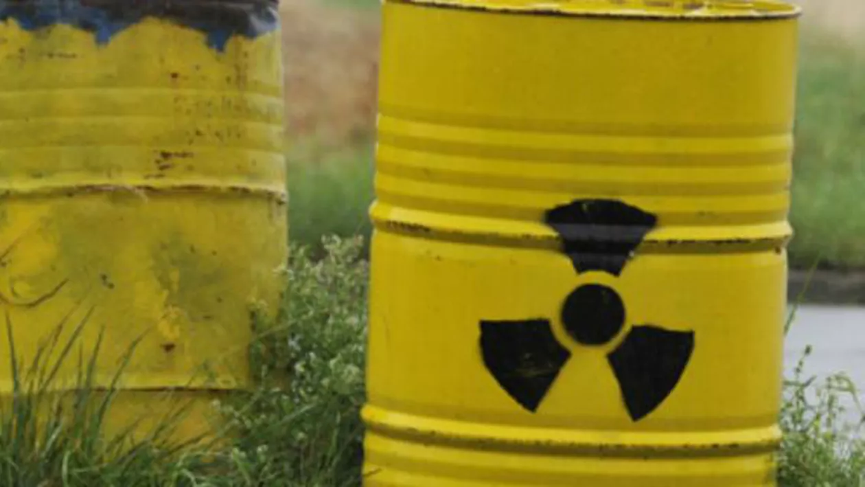 Sute de tone de deșeuri periculoase și nepericuloase au fost descoperite în incinta unei firme din Argeș