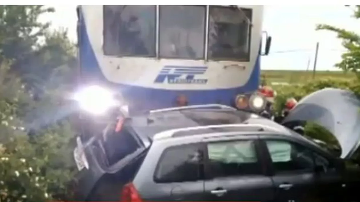 Accident incredibil în Timiș: O mașină a fost lovită și târâtă 150 de metri de un tren (VIDEO)