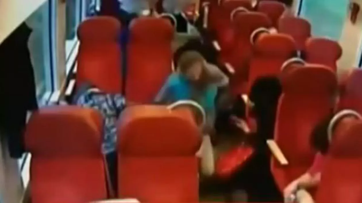 Pasagerii dintr-un tren din Polonia, salvați în ultima clipă de mecanicul locomotivei. Imagini dure cu momentul impactului garniturii cu un tir (VIDEO)