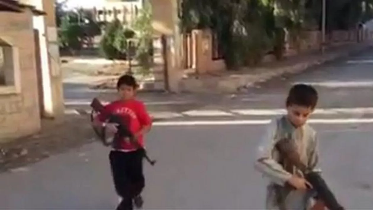 ISIS a publicat un nou clip de propagandă: Doi copii francezi, filmați în timp ce execută prizonieri sirieni (FOTO)