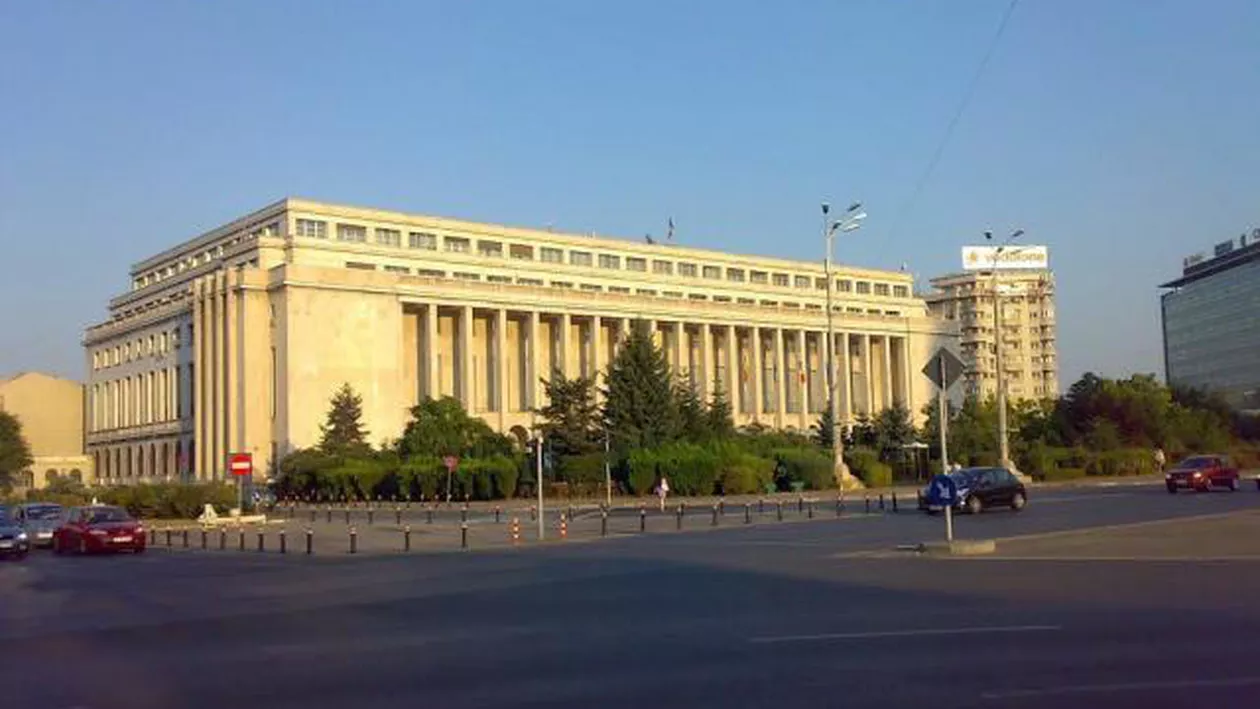Scene de groază în Capitală! Un bărbat și-a dat foc în fața sediului Guvernului