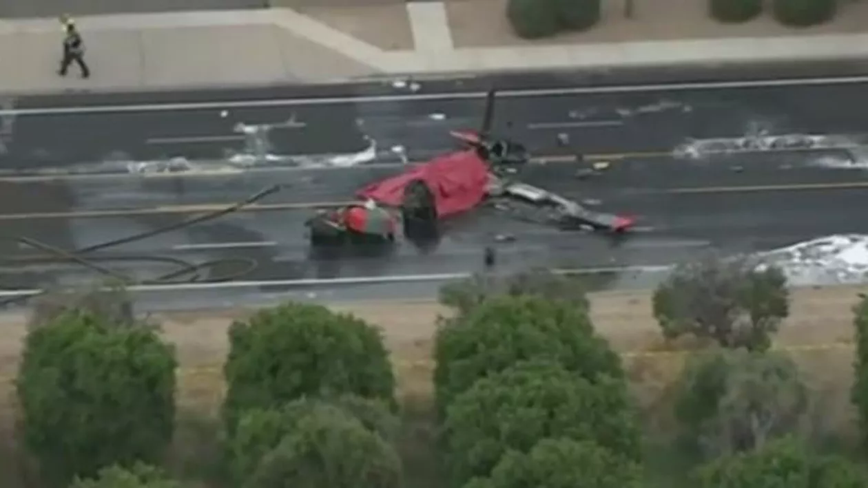 SUA: Un avion din al Doilea Război Mondial s-a prăbușit în apropierea unui aeroport din Arizona. Două persoane au murit (VIDEO)