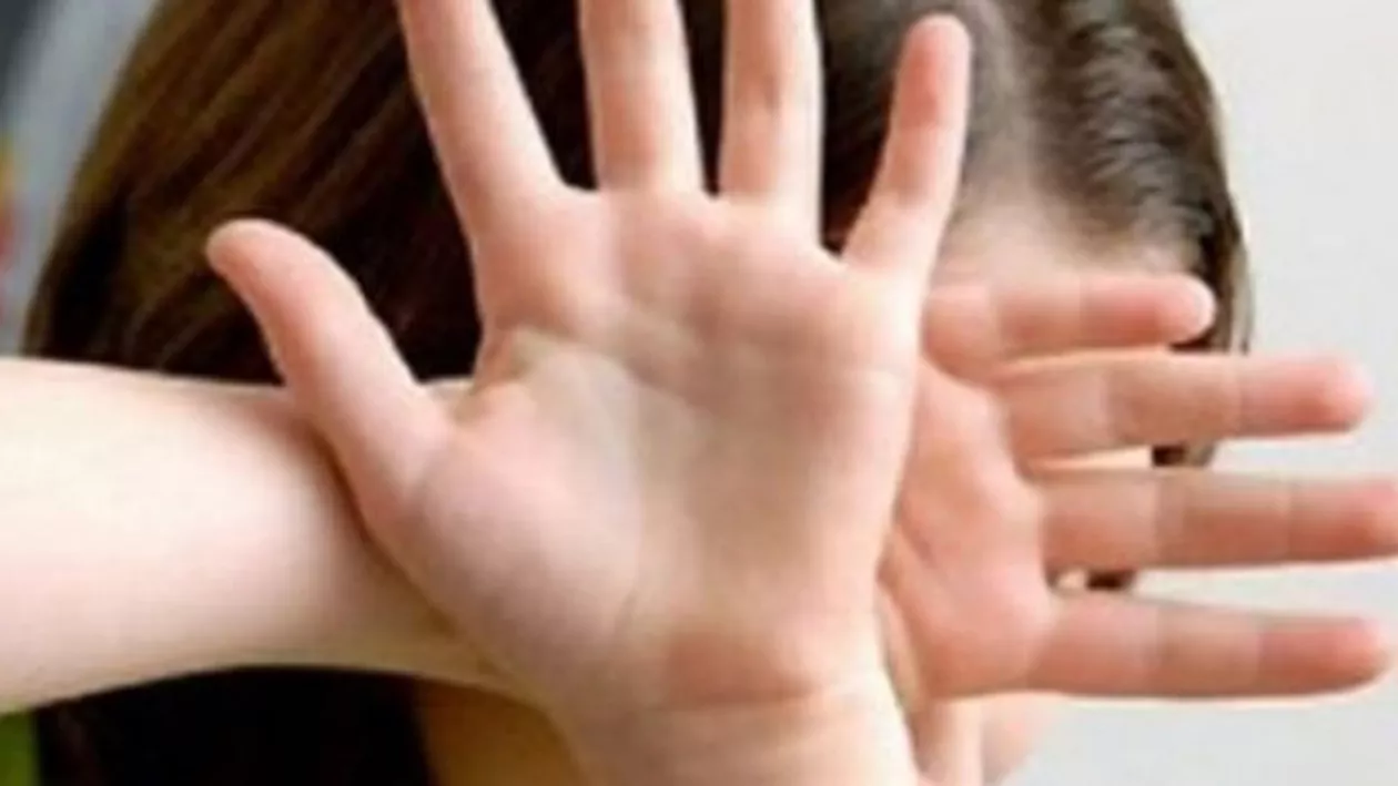 Imagini de o cruzime rară: Bonă surprinsă în timp ce brusca și amenința fetița de care trebuia să aibă grijă (VIDEO)